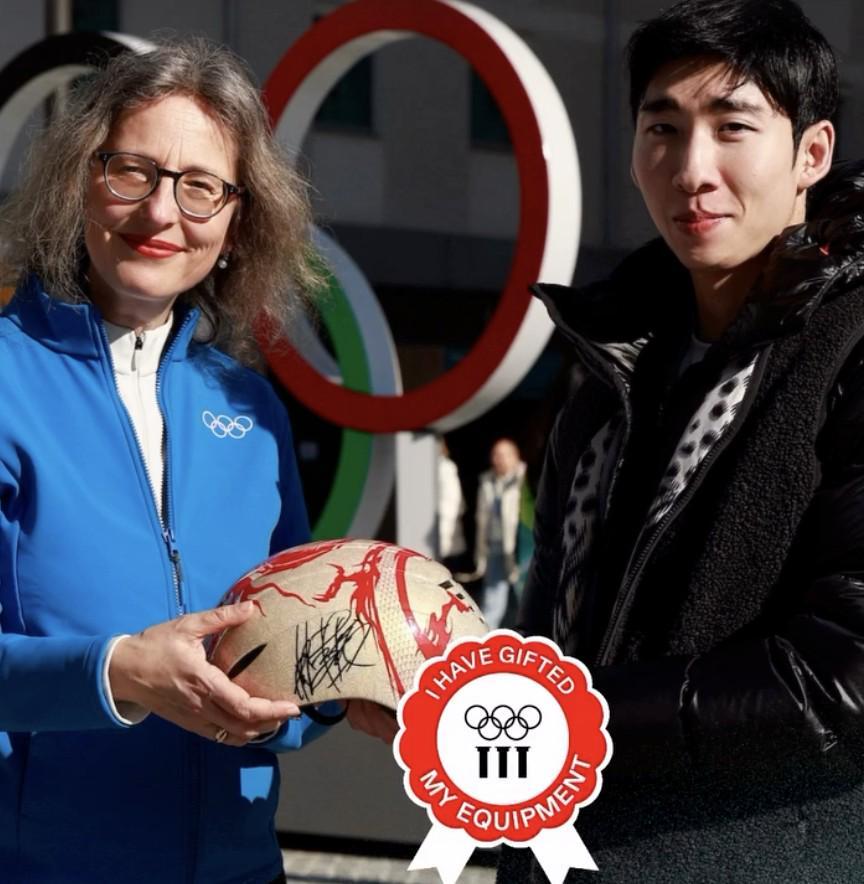 博鱼电竞-附有亲笔签名，林孝埈将米兰冬奥熊猫头盔捐赠奥林匹克博物馆