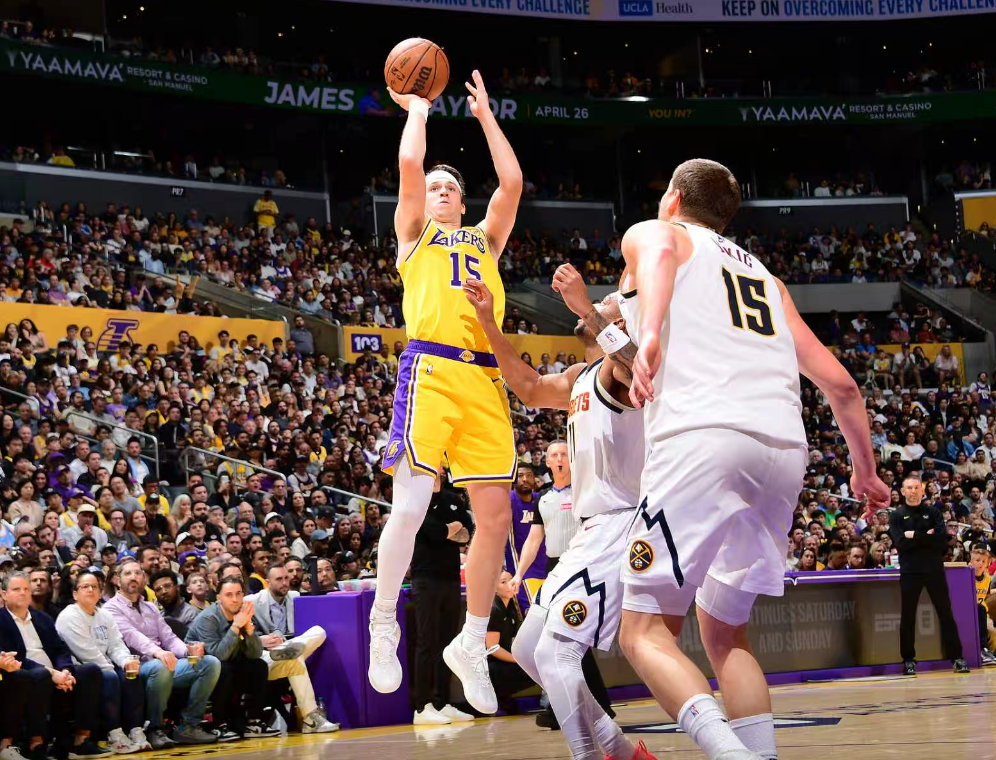 博鱼体育-全美热搜第一！里夫斯2罚1中+反弹绝平：轰32+7+6救赎两致命失误